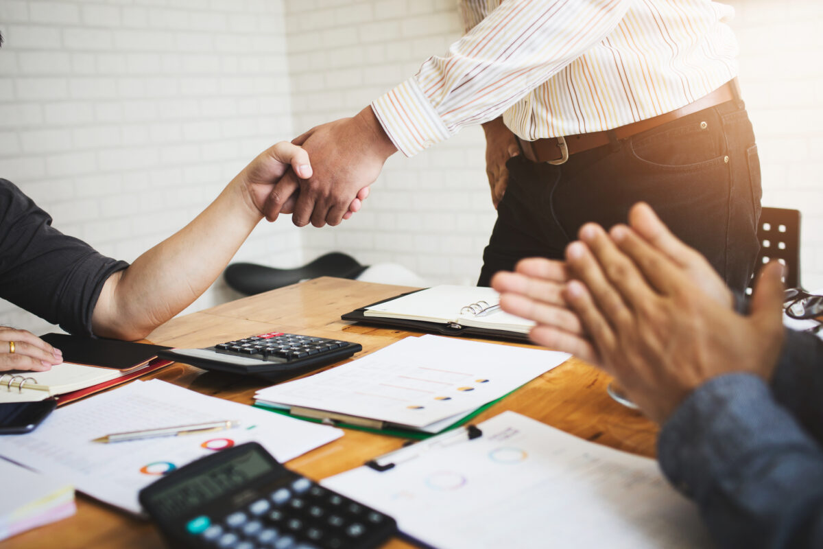 Salarii de până la 4.000 de euro în România: Ce companie oferă această oportunitate și ce condiții trebuie îndeplinite